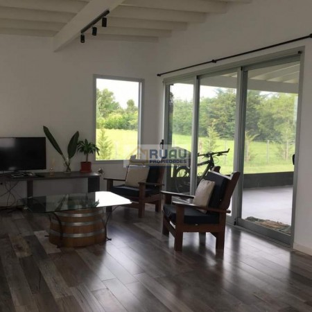 Hermosa casa, en barrio exclusivo, no cerrado, con naturaleza para disfrutar