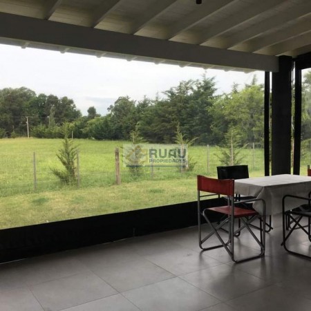Hermosa casa, en barrio exclusivo, no cerrado, con naturaleza para disfrutar