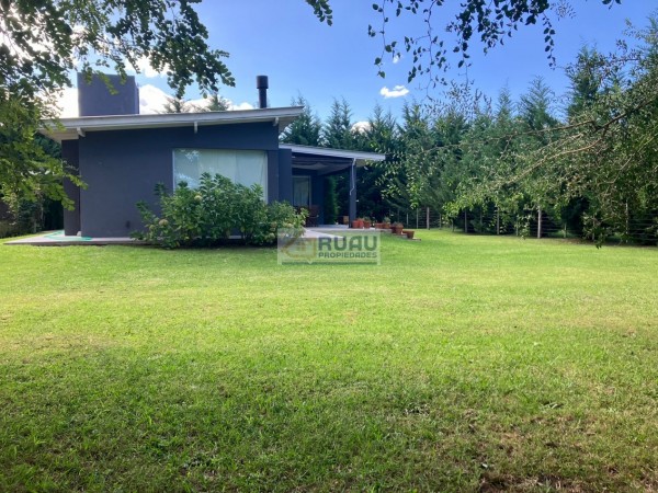 Hermosa casa, en barrio exclusivo, no cerrado, con naturaleza para disfrutar